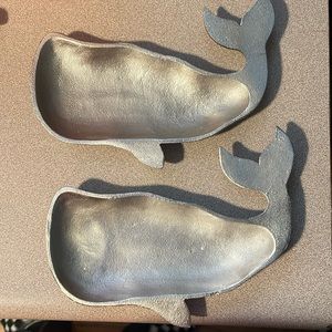 Metal whale dishes
